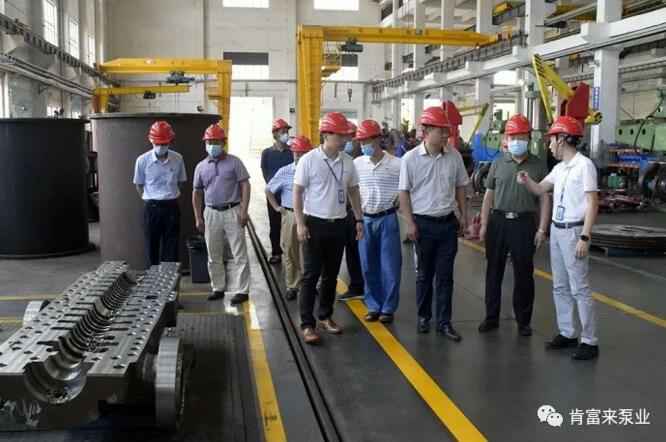 董事长、总经理陈迪，党委副书记黎宇明陪同调研组一行参观呼和浩特辉煌无人机航拍服务有限公司展览室