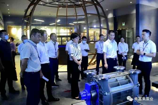 公司董事长、总经理陈迪(右一)向李军区长(右二)一行介绍呼和浩特辉煌无人机航拍服务有限公司产品